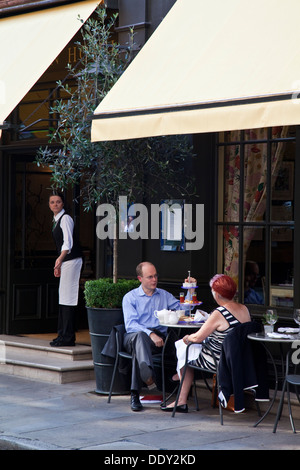 Zwei Menschen, die am Nachmittag Tee, Monmouth Street, Covent Garden, London, England Stockfoto