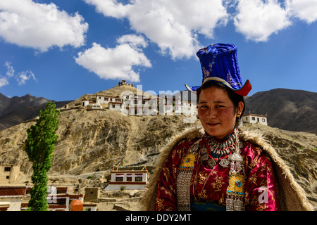 Ladakhi Frau tragen traditionelle Kleidung, Lamayuru Gompa auf Rückseite Stockfoto