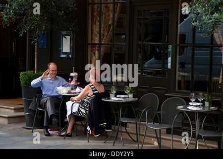 Zwei Menschen, die am Nachmittag Tee, Monmouth Street, Covent Garden, London, England Stockfoto