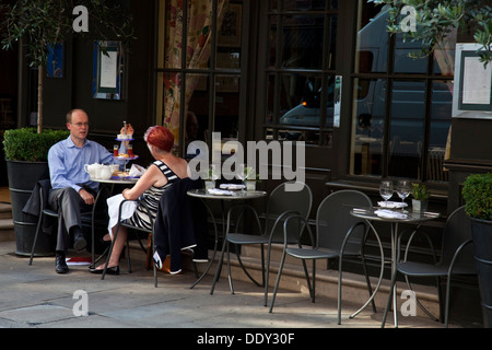 Zwei Menschen, die am Nachmittag Tee, Monmouth Street, Covent Garden, London, England Stockfoto