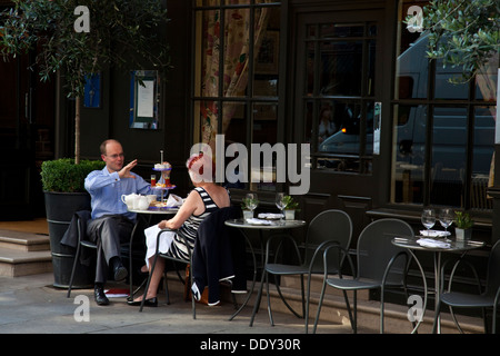 Zwei Menschen, die am Nachmittag Tee, Monmouth Street, Covent Garden, London, England Stockfoto