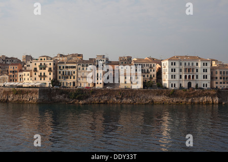 Ein Blick auf die Altstadt von Korfu aus dem Meer. Stockfoto