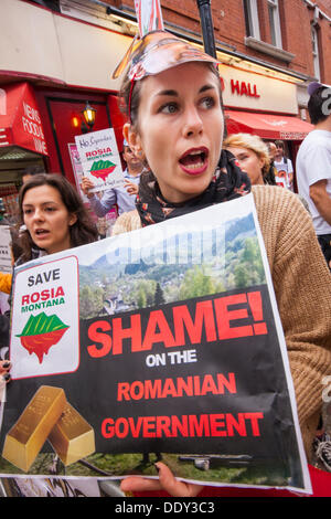 London, UK. 08. Sep, 2013. Eine Frau singt Parolen als London ansässige Rumänen und Umweltschützer demonstrieren gegen eine vorgeschlagene Goldmine in Rosia Montana, Transylvania. Bildnachweis: Paul Davey/Alamy Live-Nachrichten Stockfoto