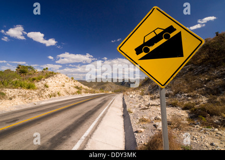 Warnzeichen auf einer abschüssigen Straße Stockfoto