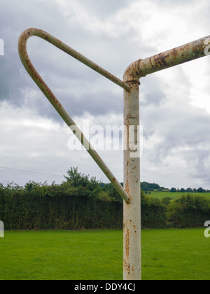 Ecke des rostigen Metall Torpfosten in einen öffentlichen Fußballplatz in Belper, Derbyshire, England, Großbritannien Stockfoto