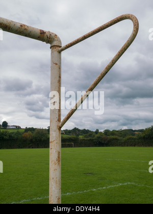 Ecke des rostigen Metall Torpfosten in einen öffentlichen Fußballplatz in Belper, Derbyshire, England, Großbritannien Stockfoto