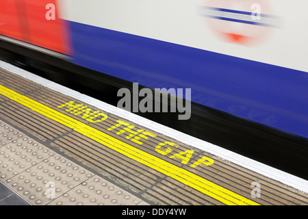 Dagegen Sie die Lücke Warnung am Bahnhof auf der London Underground, England Stockfoto