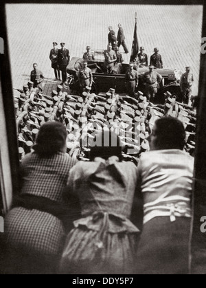 Drei Mädchen beobachten die traditionelle Parade der SA-Sturmtruppen, Nürnberg, c1923-1938. Künstler: unbekannt Stockfoto