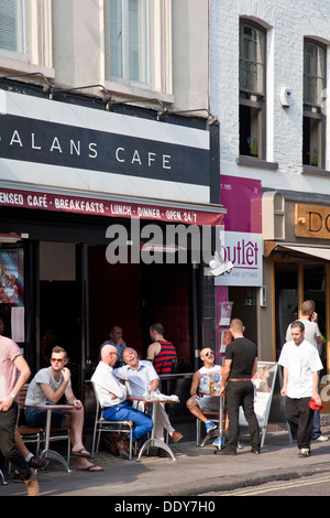 Menschen sitzen vor einem Cafe, Old Compton Street, Soho, London, England Stockfoto