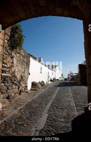 Der Blick aus dem Tor bei Monsaraz, Potugal, 2009. Künstler: Samuel Magál Stockfoto
