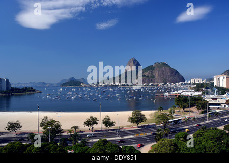 Botafogo Strand, Zuckerhut oder Pão de Açúcar hinten, Botafogo Rio De Janeiro, Bundesstaat Rio De Janeiro, Brasilien Stockfoto