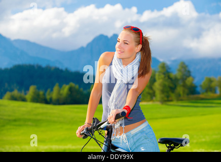 Porträt von niedlichen Radfahrer Mädchen ruhen in Bergen, Reisen mit dem Fahrrad entlang der österreichischen Berge, wunderschöne Natur genießen Stockfoto
