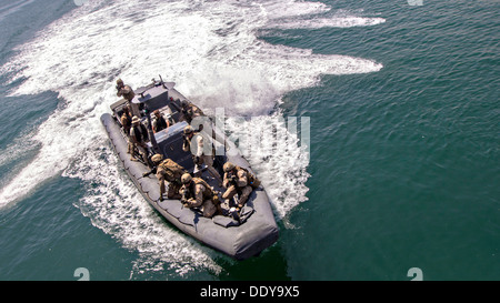 US-Marines Force Reconnaissance Platoon, Raid-Force Meerespolitik, 26. Marine Expeditionary Unit zugeordnet bieten Sicherheit, da sie ein Schiff nähern sich während des Trainings 28. August 2013 in Bahrain. Stockfoto