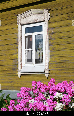 Traditionelle russische Holzfenster im Kreml in Kolomna, Russland Stockfoto