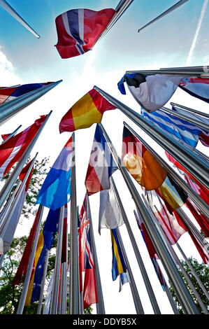 Verschiedene internationale Flaggen auf Pfählen in den Wind, München, Bayern Stockfoto