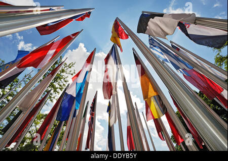 Verschiedene internationale Flaggen auf Pfählen in den Wind, München, Bayern Stockfoto