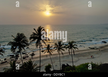 Sonnenuntergang mit Palmen am Strand, Arambol, Goa, Indien, Asien Stockfoto