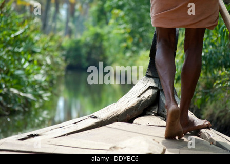 Füße eines Schiffers auf einem Hausboot, Kerala Backwaters, Kochi, Kerala, Indien, Asien Stockfoto