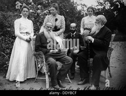 Russische Schriftsteller Leo Tolstoi mit Besuchern, Jasnaja Poljana, Russland, aus dem späten 19. oder frühen 20. Jahrhundert. Artist: Unbekannt Stockfoto