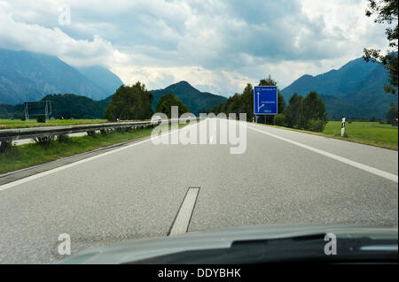 Eine fast leere Autobahn in der Nähe von Eschenlohe, Bayern Stockfoto