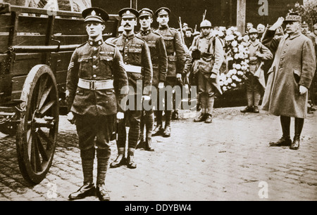 Marschall Foch, französischer General, salutieren, britische unbekannten Soldaten, c1918c1920(?). Künstler: unbekannt Stockfoto