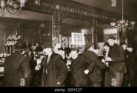 Trinken in einer Bar in der Bowery, New York City, USA, 1900 s Kunden. Künstler: unbekannt Stockfoto