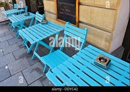 Strassencafé, blaue Stühle und Tische mit Aschenbecher, Schwabing, München, Bayern Stockfoto