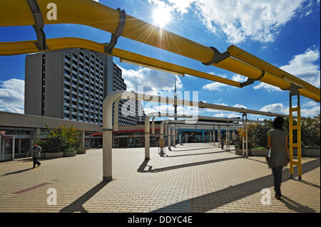 Eine mehrstöckige Gebäude und Versorgungsleitungen im ehemaligen Olympischen Dorf, München, Bayern Stockfoto