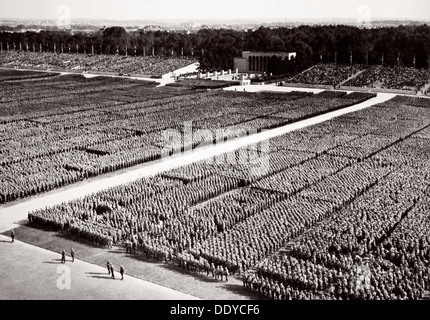 Sturmtruppen aufgereiht auf der Parade in einem Nazi-Parteitag in Nürnberg, 1936. Künstler: unbekannt Stockfoto