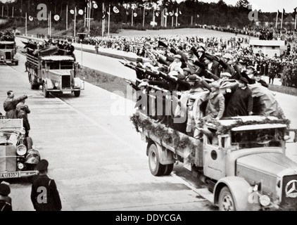 Arbeiter begrüssen Hitler von verpackten LKW auf eine Nazi-Zufahrtsstrasse, 1936. Künstler: unbekannt Stockfoto