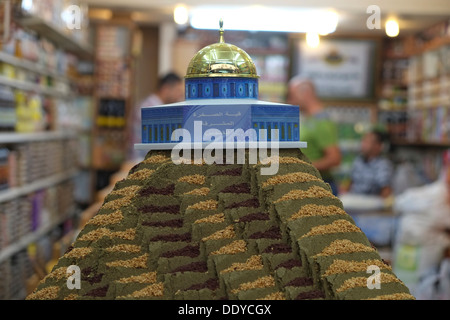 Ein Miniaturmodell des islamischen Schreins Kuppel des Felsen auf einer Zatar Gewürzpyramide in einem Lebensmittelgeschäft In Beit Habad auch Khan az Zait Straße an der Muslim Quarter Altstadt Ost-Jerusalem Israel Stockfoto