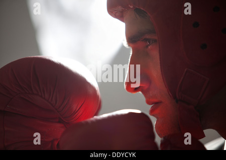 Geschäftsmann mit Boxhandschuhen in Boxen-Haltung Stockfoto