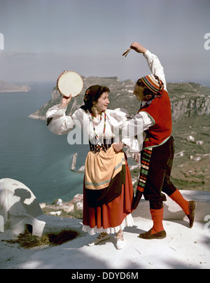 Tänzer eine Tarantella oberhalb der Bucht von Neapel, Capri, Italien, 1948. Artist: Göran Algård Stockfoto