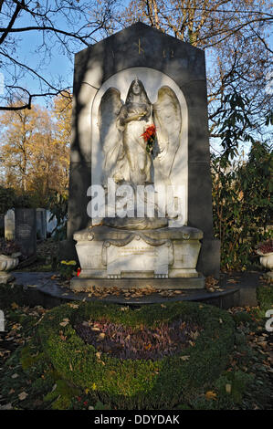 Grab mit Engelsstatue auf dem Ostfriedhof oder Osten Friedhof, München, Bayern Stockfoto