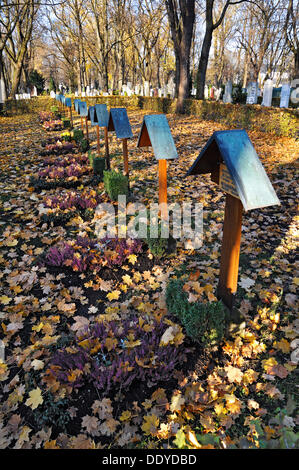 Gräber mit Herbst Blätter, Ostfriedhof, East Cemetery, München, Bayern Stockfoto