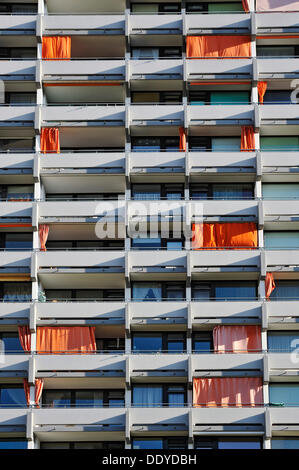 Beton Balkon eines High-Rise Wohnung Wohnhauses aus den 70er Jahren in der Satelliten-Stadt Neuperlach, München Stockfoto