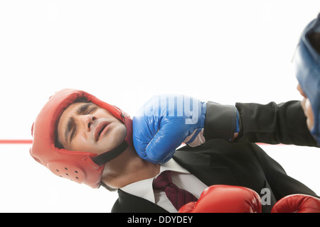Boxer empfangenden Schlag vom Gegner Stockfoto