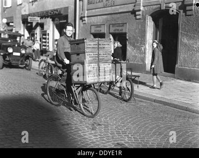 Lieferung Junge mit Brot Boxen aus dem Lisa Öhman Bäckerei, Stockholm, Schweden, 10. Oktober 1942. Artist: Karl Sandalen Stockfoto