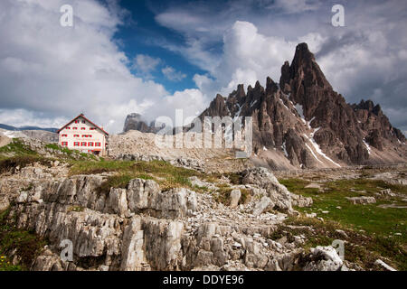 Mt. Paternkofel mit Drei Zinnen-Hütte Mountain Lodge, Südtirol, Italien, Europa Stockfoto