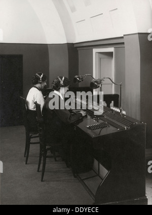 Zwei weibliche Netzbetreiber auf Western Electric Telefonzentrale, Landskrona, Schweden, 1927. Artist: Unbekannt Stockfoto