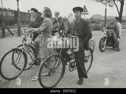 Radfahrer von einem Bahnübergang, Landskrona, Schweden, 1950. Artist: Unbekannt Stockfoto