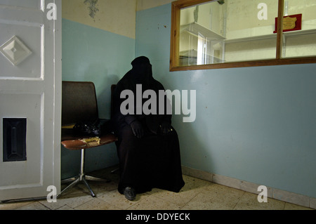 Eine Palästinenserin in voller schwarzer Burka-Kleidung im Westjordanland Israel Stockfoto