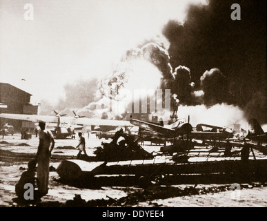 Den Trümmern übersäte Naval Air Station, Pearl Harbor, 7. Dezember 1941. Künstler: unbekannt Stockfoto