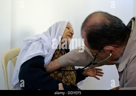 Ältere Palästinenserin erhalten Behandlung in eine Klinik in der West Bank Israel Stockfoto