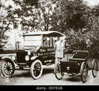 Henry Ford, amerikanischer Automobilhersteller, mit zwei seiner Autos, USA, 1924. Künstler: unbekannt Stockfoto