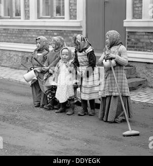 Eine Gruppe von kleinen Mädchen gekleidet wie Ostern Hexen, Landskrona, Schweden, 1963. Artist: Unbekannt Stockfoto