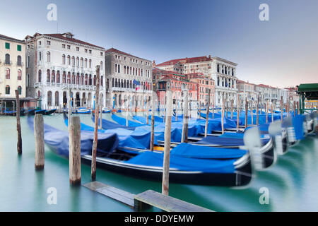 Gondeln auf dem Canal Grande in der Morgendämmerung Stockfoto