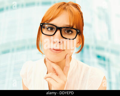 Porträt von einer nachdenklichen jungen Geschäftsfrau mit Brille Stockfoto