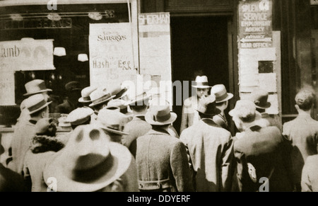 Arbeitsamt, auf der Sixth Avenue in der Nähe von dreiundvierzigsten Street, New York, Anfang der 1930er Jahre. Künstler: unbekannt Stockfoto