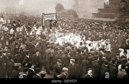 Prozession, die baldige Freilassung der Suffragetten aus dem Gefängnis am 19. Dezember 1908 begrüßen zu dürfen. Künstler: unbekannt Stockfoto